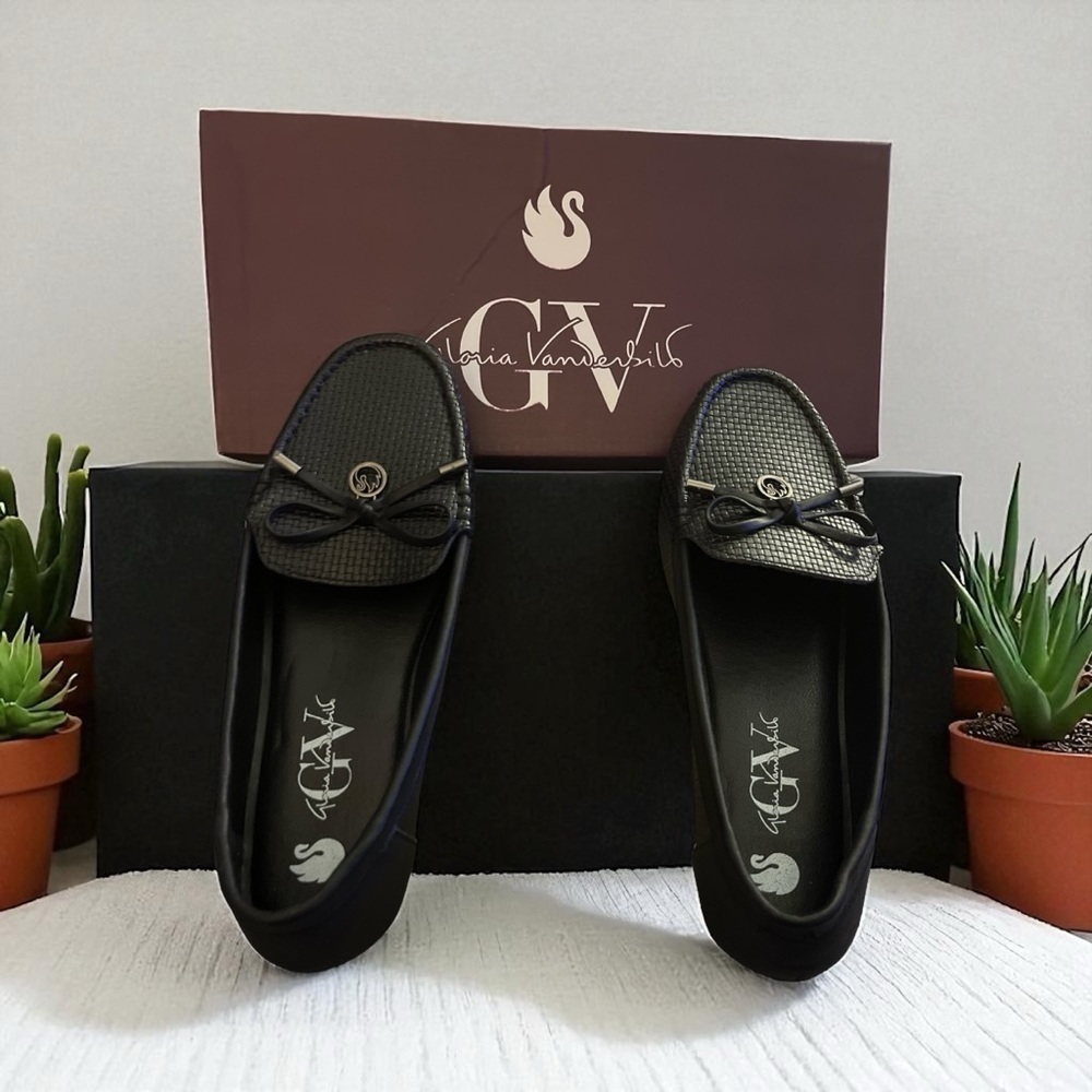 New in Box Gloria Vanderbilt “Rosemarie” Black Loafers with Bow Detail SIZE 7